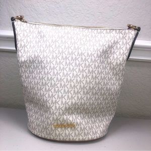NWOT MICHAEL KORS BROOKE Signature MEDIUM Top Zip Bucket Messenger Bag VANILLA